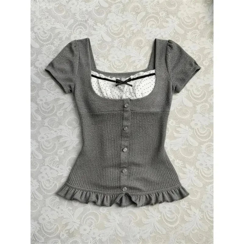 Women's Vintage Ruffle Blouse – Harajuku, Y2K & Fairy Grunge Style**

Add a playful vintage-inspired touch to your wardrobe with this women's ruffle blouse. Featuring a charming design with a Harajuku and Y2K-inspired aesth